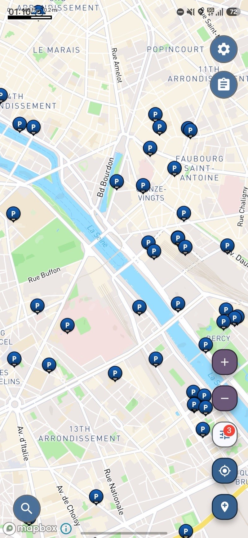 Screenshot der „Voyager Maps“-App, der Parkplätze im Zentrum von Paris anzeigt